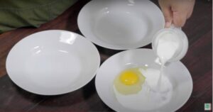 masukkan telur dan tepung untuk membuat katsu