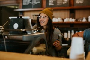 tips sukses bisnis coffee shop yaitu rekrut dan latih staff