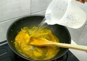 masukkan air dalam membuat opor ayam kuning